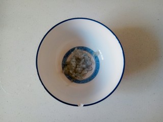 7、鲜虾饼,虾粒放入碗中