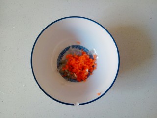 8、鲜虾饼,加入胡萝卜粒