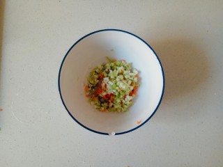 9、鲜虾饼,加入西葫芦粒