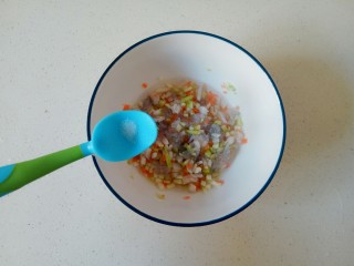 12、鲜虾饼,加入适量盐，搅拌均匀