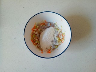 13、鲜虾饼,加入面粉