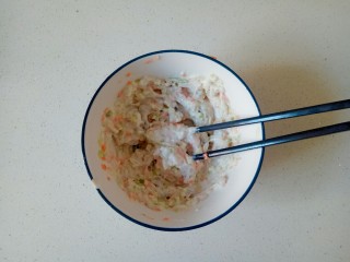 14、鲜虾饼,用筷子一个方向搅拌均匀