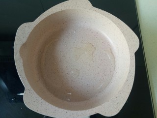 15、鲜虾饼,平底锅倒入适量油