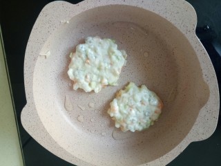 16、鲜虾饼,舀适量面糊倒入平底锅中，摊成小饼