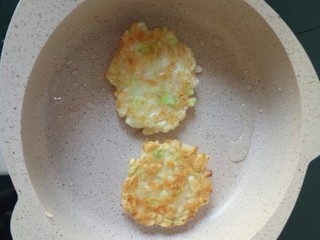 17、鲜虾饼,用铲子轻轻推动虾饼成型，翻面继续煎至两面金黄熟透