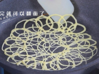 5、网格鸡蛋饼,挤完就可以翻面了，这一面稍微加热下出锅，很薄很容易熟。
