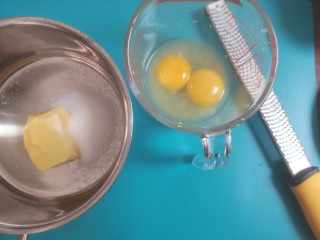 1、柠檬草莓蛋糕,首先制作柠檬凝乳,用锉刀搓一个柠檬皮屑,要很薄,再挤42g柠檬汁,两个蛋黄,这三种原料混合,用蛋抽打均匀,白砂糖加到黄油中,小火加热待黄油融化