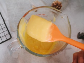 3、柠檬草莓蛋糕,直到变成图片中的状态,有点类似小孩吃的米糊,然后倒到容器晾凉备用