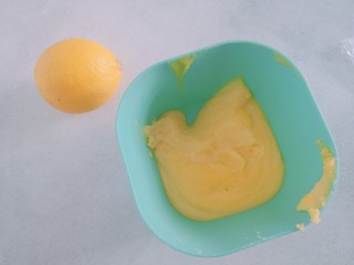 4、柠檬草莓蛋糕,晾凉凝固的状态