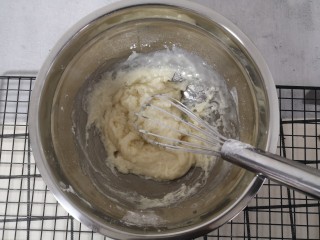 5、柠檬草莓蛋糕,接下来做柠檬戚风蛋糕,把牛奶,玉米油混合,筛入低粉和玉米淀粉,用蛋抽搅拌无粉状态