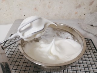 7、柠檬草莓蛋糕,蛋白加几滴柠檬汁和砂糖,打发到干性发泡,不要打过,戚风会不细腻