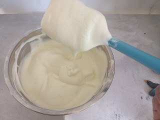 8、柠檬草莓蛋糕,把蛋白和蛋黄面糊混合,注意翻版过程中不要消泡,同普通戚风的翻版方式一样