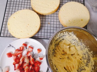 9、柠檬草莓蛋糕,蛋糕分三片,草莓切颗粒,把软化好的黄油30g,马斯卡彭芝士55g,柠檬凝乳,混合,打均匀,不用过度打,均匀就可以。