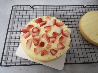 10、柠檬草莓蛋糕,夹层抹一层做好的柠檬奶油霜,铺一层草莓粒,做好的柠檬奶油霜抹两层正好够,控制好量。