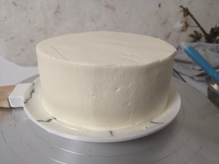 12、柠檬草莓蛋糕,然后用抹到把表面抹平