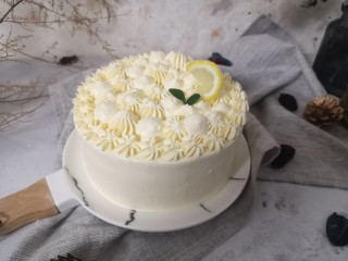 13、柠檬草莓蛋糕,把剩余的奶油用来装饰,我用了三个裱花嘴,8齿中号的装裱最外圈,12齿大号和大号圆筒用来装饰内芯,最后点缀上柠檬片和小薄荷叶,就完成啦