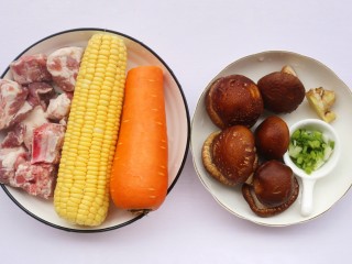 1、香菇玉米胡萝卜排骨汤,准备好所有食材。