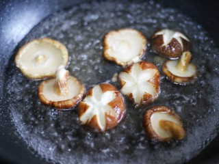 8、香菇玉米胡萝卜排骨汤,香菇焯水2分钟捞出。