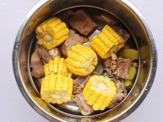 10、香菇玉米胡萝卜排骨汤,加上玉米。