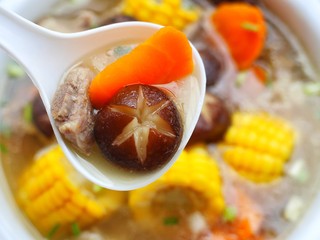 18、香菇玉米胡萝卜排骨汤,来喝一口。