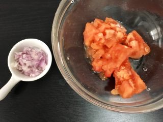 3、辅食12M➕番茄肉末土豆泥,将去皮番茄切小块备用，洋葱切末备用