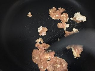 4、辅食12M➕番茄肉末土豆泥,开火刷一层薄薄的油，倒入肉末