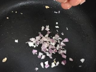 6、辅食12M➕番茄肉末土豆泥,重新起锅，倒入洋葱末