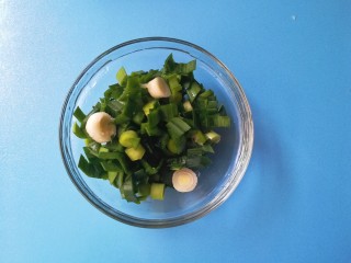 4、#宝宝辅食#海鲜菇盖饭,大蒜切末