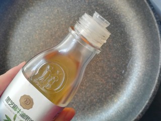 5、#宝宝辅食#海鲜菇盖饭,起锅倒入黑芝麻牛油果油