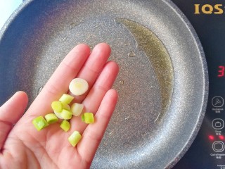 6、#宝宝辅食#海鲜菇盖饭,放入蒜白爆香