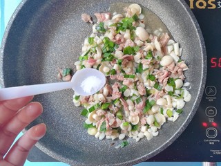 10、#宝宝辅食#海鲜菇盖饭,下1丢丢盐