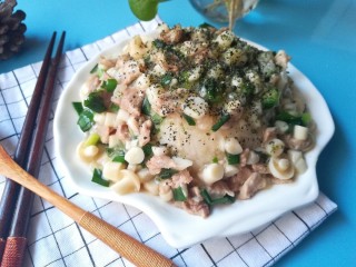 14、#宝宝辅食#海鲜菇盖饭,再撒点海苔黑芝麻粉提提味更加美味无穷