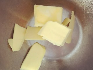 1、彩虹蛋黄酥,水油皮部分的黄油取出室温软化