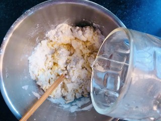 2、彩虹蛋黄酥,将中筋面粉，盐，细砂糖加入到黄油中搅拌均匀，开水分三次倒入