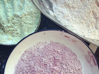 4、彩虹蛋黄酥,油酥部分，中筋面粉和红曲粉，抹茶粉以及紫薯粉按比例混合均匀