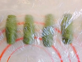 7、彩虹蛋黄酥,揉好的油酥分成9条，每条约6厘米，放入保鲜袋内，防止风干