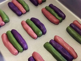 8、彩虹蛋黄酥,任意搭配油酥的颜色，三色一组，摆放好后盖上保鲜袋或保鲜膜