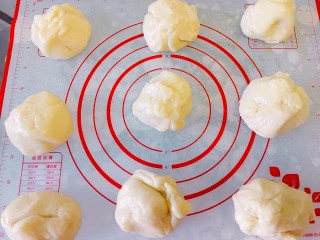 9、彩虹蛋黄酥,水油皮等分成9分份