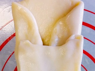 12、彩虹蛋黄酥,接着把上下包起来，捏紧收口