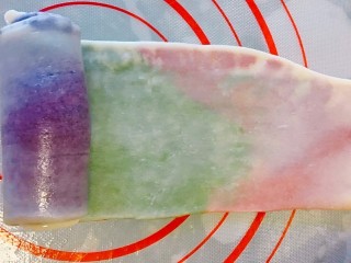 15、彩虹蛋黄酥,十分钟后，再将它擀开，不要反复擀，会破酥，擀成牛舌状即可，卷起后，再松弛15分钟左右