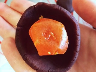 17、彩虹蛋黄酥,豆沙18个，每个25g左右，将烤好的蛋黄包入豆沙内