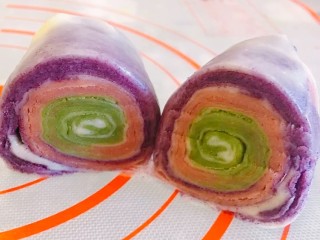 18、彩虹蛋黄酥,油酥松弛好之后，拿一个卷对半切开