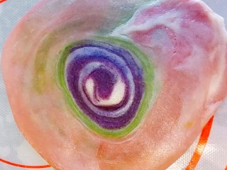 19、彩虹蛋黄酥,用手掌压扁，使中心尽量在中间位置