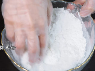 3、枸杞红枣汤圆,开始和匀糯米粉，这个过程很享受