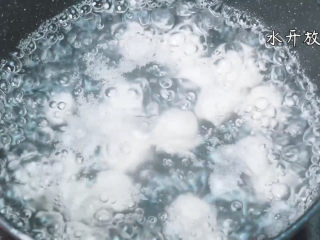 8、枸杞红枣汤圆,等水沸后放汤圆煮