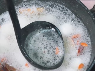 10、枸杞红枣汤圆,去除表面的浮沫