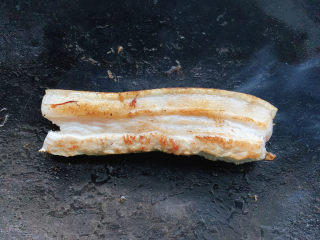 5、板栗红烧肉,然后四个面都小火干捞一捞～出现部分金黄色。