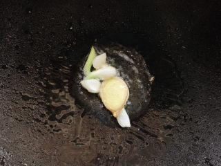 8、板栗红烧肉,锅中加入姜片，葱白爆香～