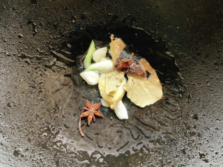 9、板栗红烧肉,同时加入八角、桂皮、香叶翻炒，让香气叠加～