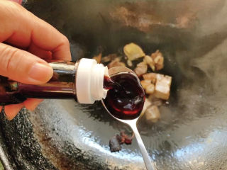 12、板栗红烧肉,加两勺酱油。